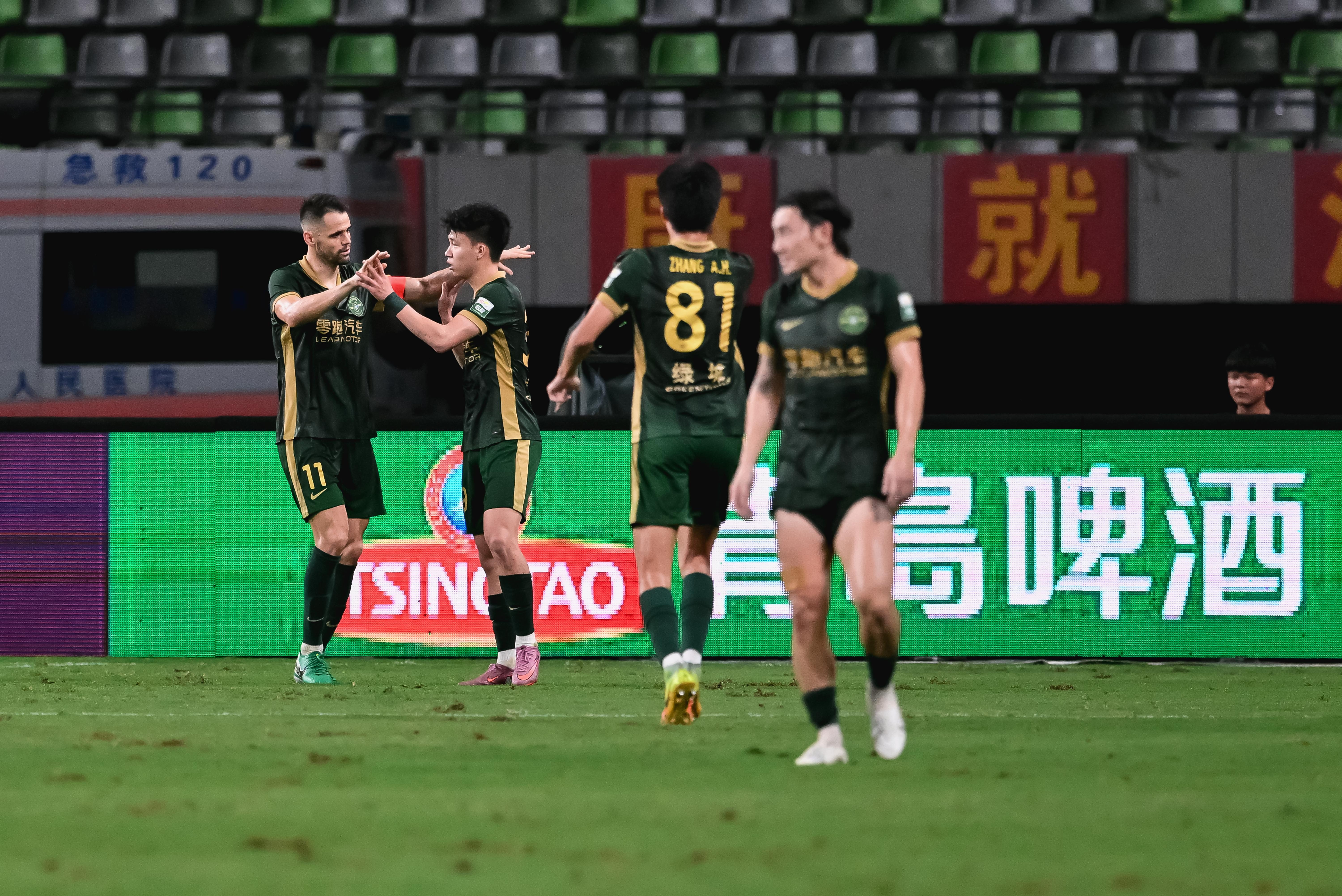 足球報(bào)：浙江隊(duì)沖擊前五決心不變 米特里策直飛青島與球隊(duì)會(huì)合