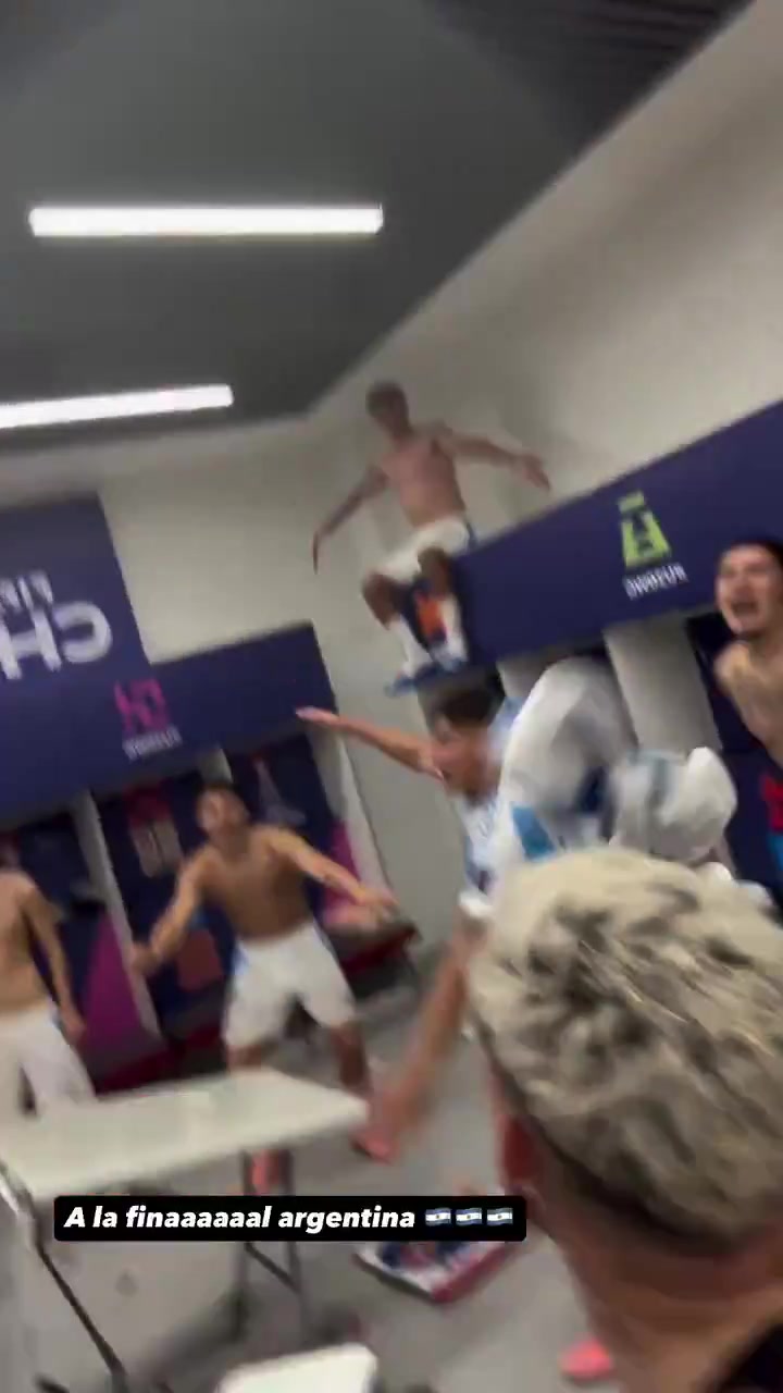 狂歡！阿根廷U20進(jìn)入世青賽決賽，球員們?cè)诟率爷偪駪c祝